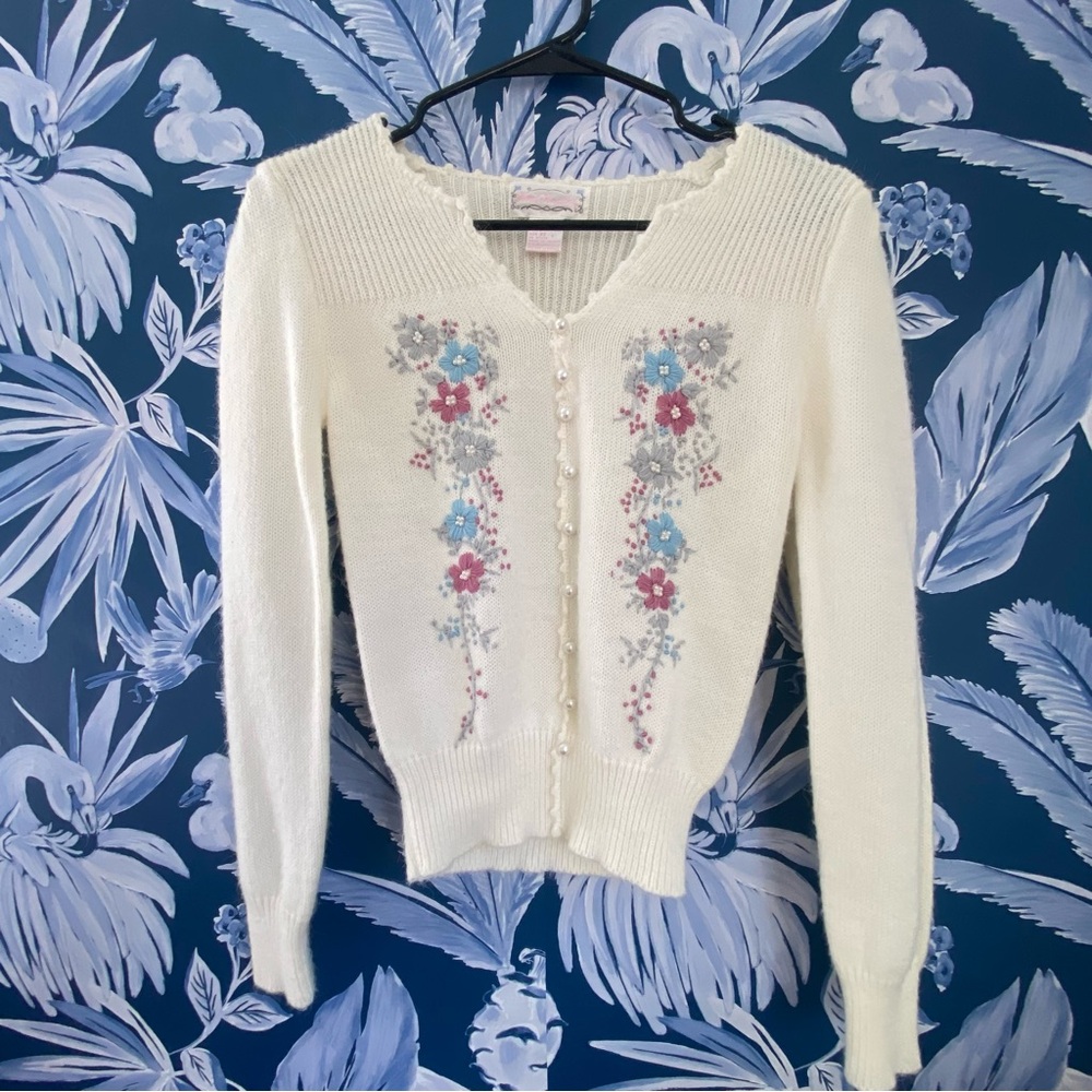 Chic White Floral Cardigan Sweater